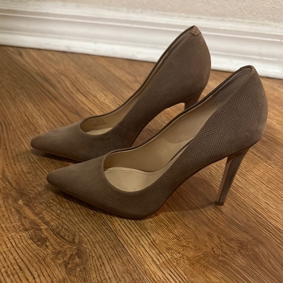 Vince Camuto Women's Brown Pumps - Picture 2 of 3